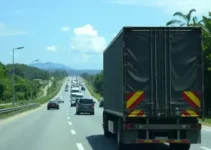 carreta atravessada na BR-381