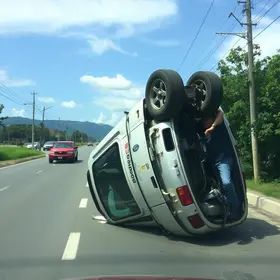Veículo capota em avenida de Coronel Fabriciano